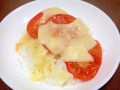 電子レンジで簡単☆トマトチーズご飯